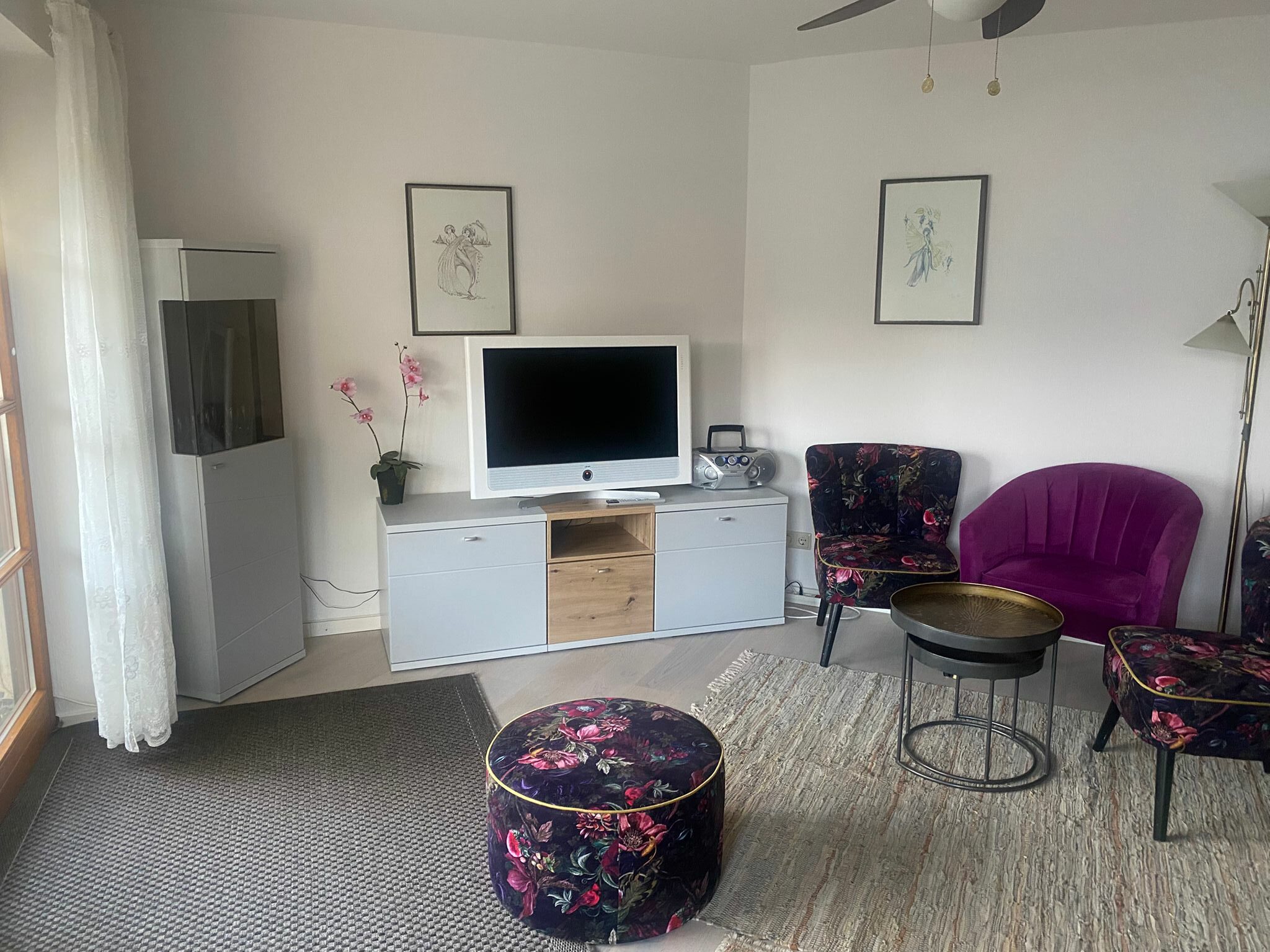 Gemütliches Wohnzimmer mit moderner Einrichtung und bunten Akzenten.