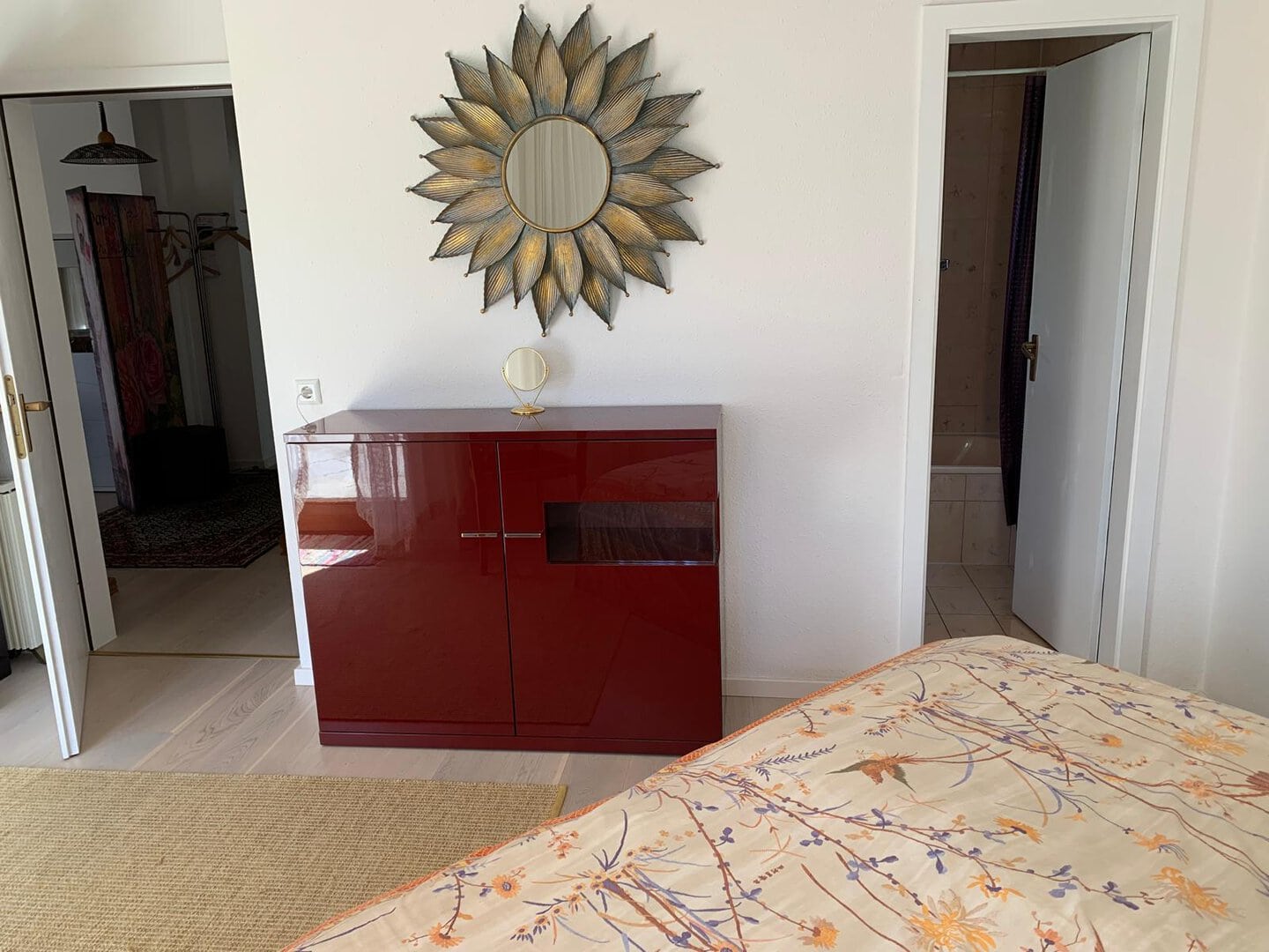 Dekorative Blumenmosaik-Wanddeko im Schlafzimmer, stilvoll und modern.