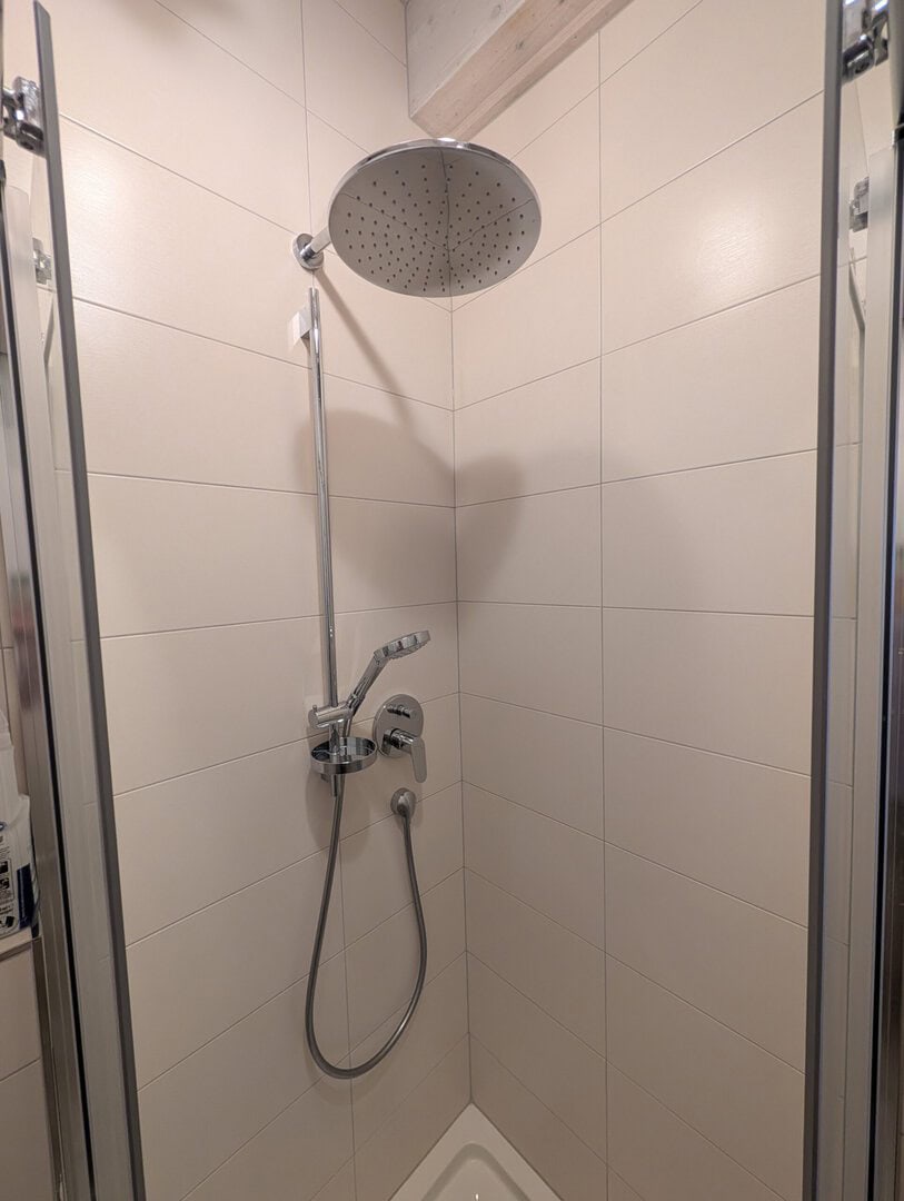 Zeitgemäße Bodensee-Dusche mit Regendusche und Handbrause.