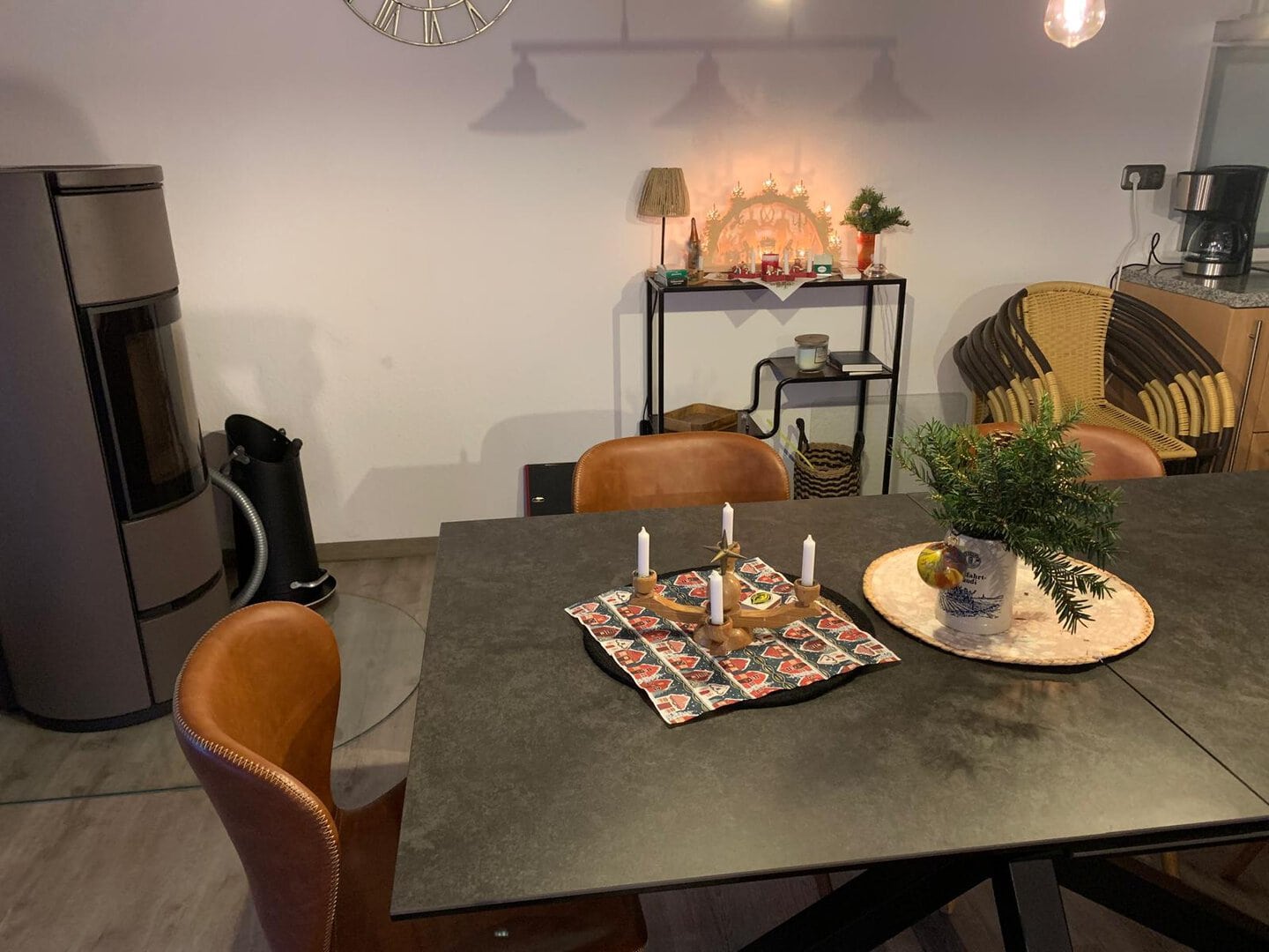 Gemütliches Esszimmer mit Kerzen, Pflanzen und Dekorationen.