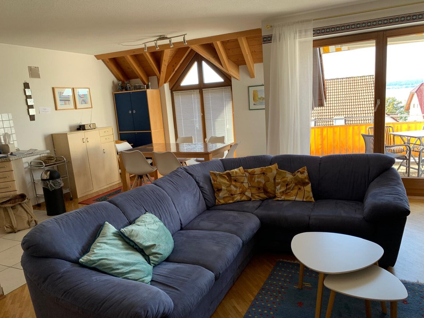 Helles Wohnzimmer mit Sofa, Balkon und Blick auf Bodensee-Region.